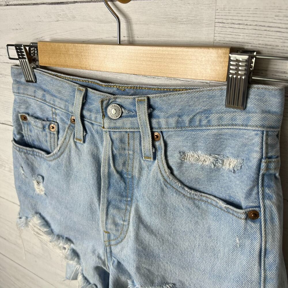Levis Shorts Womens Size W24 Light Washed Button Fly Cut Off 100% Cotton Summer - Picture 7 of 16